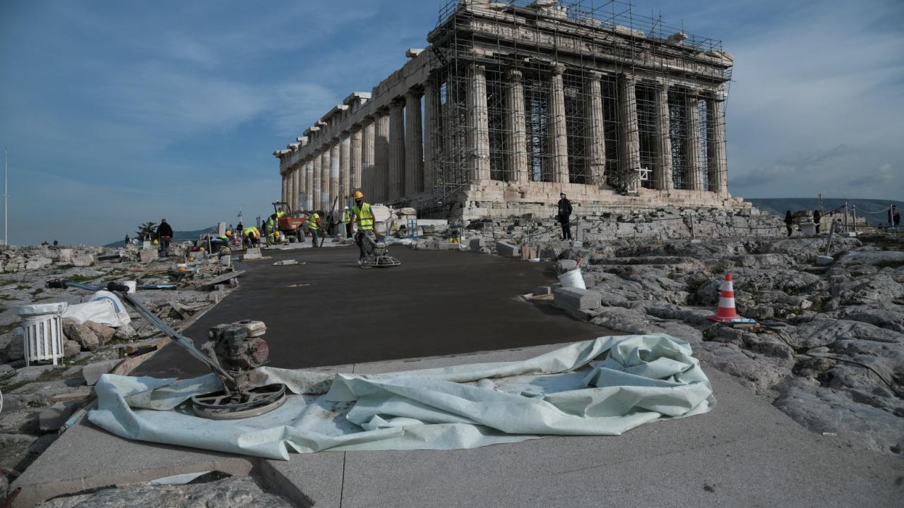 Πρωτοφανές: Η κυβέρνηση έστειλε εργάτες με κομπρεσέρ στην Ακρόπολη  και κατέστρεψαν ένα άγαλμα! (φώτο)