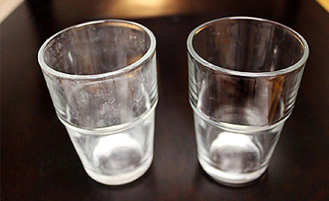 Το κόλπο για να καθαρίσετε τα θαμπά ποτήρια της κουζίνας σας!