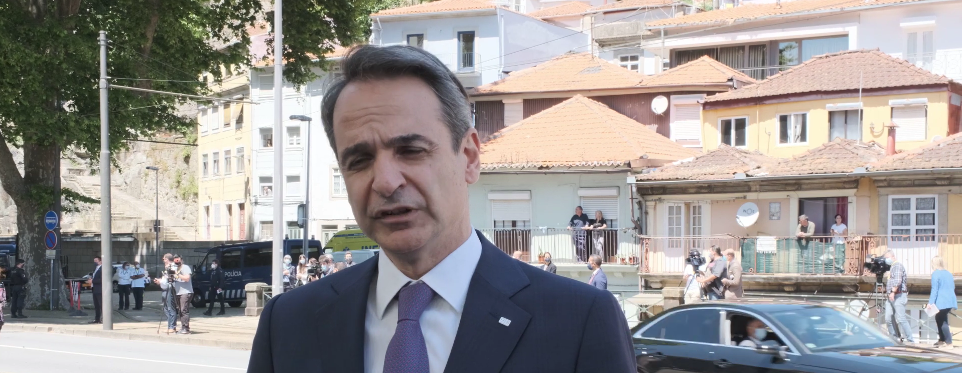 Πρωθυπουργός ή κοινοτάρχης; Δηλώσεις Κ.Μητσοτάκη με φόντο κορναρίσματα και παράγκες! – Αποκαρδιωτική εικόνα (βίντεο)