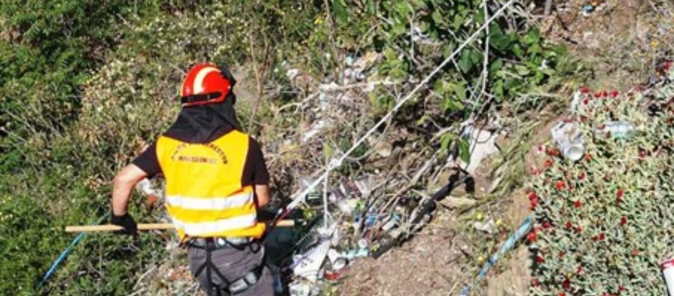 Θεσσαλονίκη: Επιχείρηση καθαριότητας από πυροσβέστες σε δύσβατο σημείο