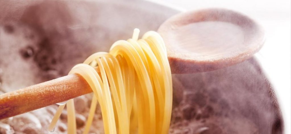 H απλή συνταγή για να φτιάξετε την τέλεια μακαρονάδα με μόλις 4 υλικά