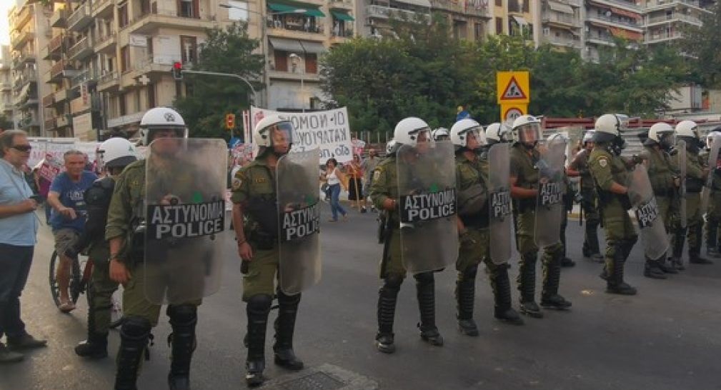 Θεσσαλονίκη: H έγκαιρη επέμβαση των ΜΑΤ απέτρεψε συμπλοκή ανάμεσα σε διαδηλωτές (βίντεο)