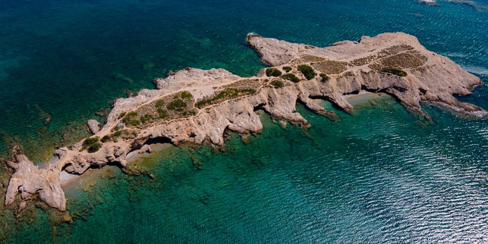 Το νησάκι της Αττικής με τις αλλεπάλληλες δαντελένιες ακρογιαλιές που πας με τα πόδια (βίντεο)