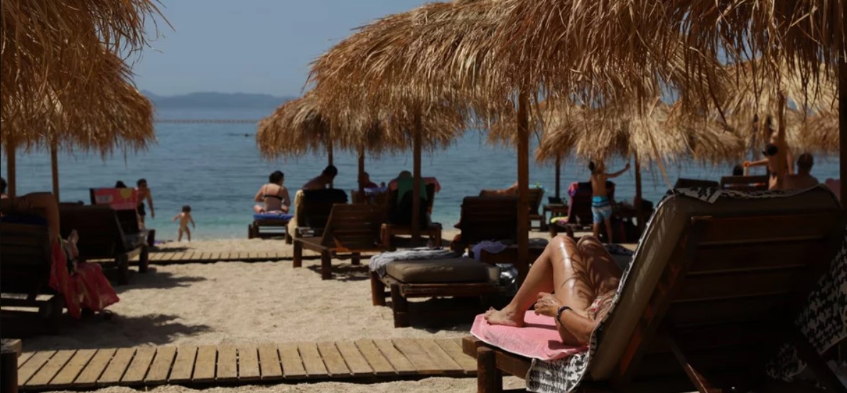 Γέμισαν οι πλαζ στην Αθήνα – Μποτιλιάρισμα στην παραλιακή (φωτο)