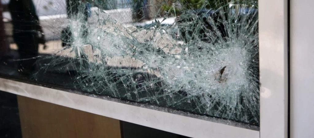 Τέσσερις επιθέσεις κατά τη διάρκεια της νύχτας – Στόχοι ταχυδρομεία, ΚΕΠ και το δημαρχείο Αγίας Παρασκευής