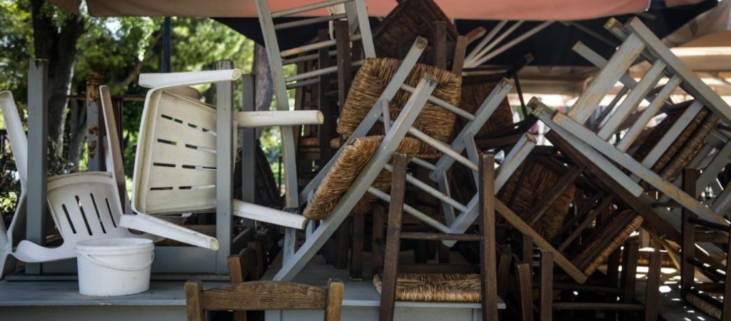 Αμείλικτοι οι αριθμοί της καταστροφής στην εστίαση (όσων άνοιξαν): «Περιμένουμε τουρίστες αλλιώς θα βάλουμε λουκέτο»