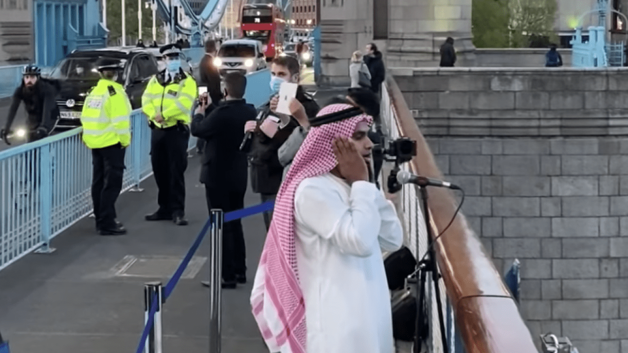 Βρετανία 2021: Μουσουλμανική προσευχή με «Αλλάχ Ακμπάρ» στη γέφυρα του Λονδίνου! – Προσεχώς και στην Αθήνα; (βίντεο)