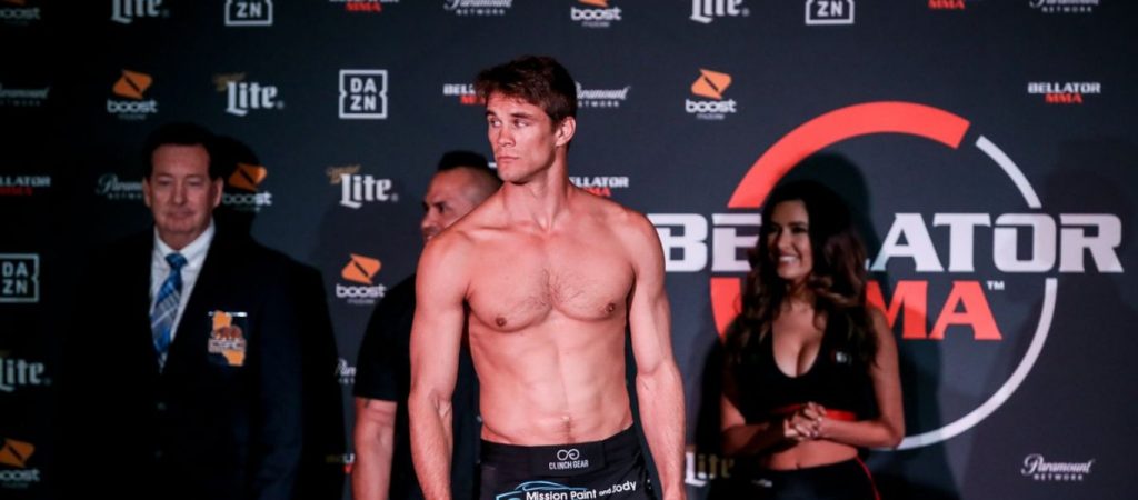 Αμερικανός μαχητής του ΜΜΑ αποχαιρετά την… μύτη του λόγω κλωτσιάς στο πρόσωπο (βίντεο)