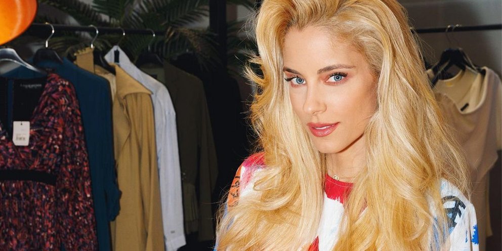 H εντυπωσιακή Δ.Νομικού ποζάρει χωρίς ίχνος μακιγιάζ (φωτο)