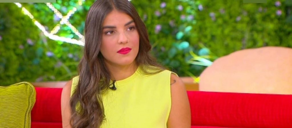 Η Άννα Μαρία Βέλλη τα… «πέταξε» όλα – Ποζάρει φορώντας τα απολύτως απαραίτητα (βίντεο)