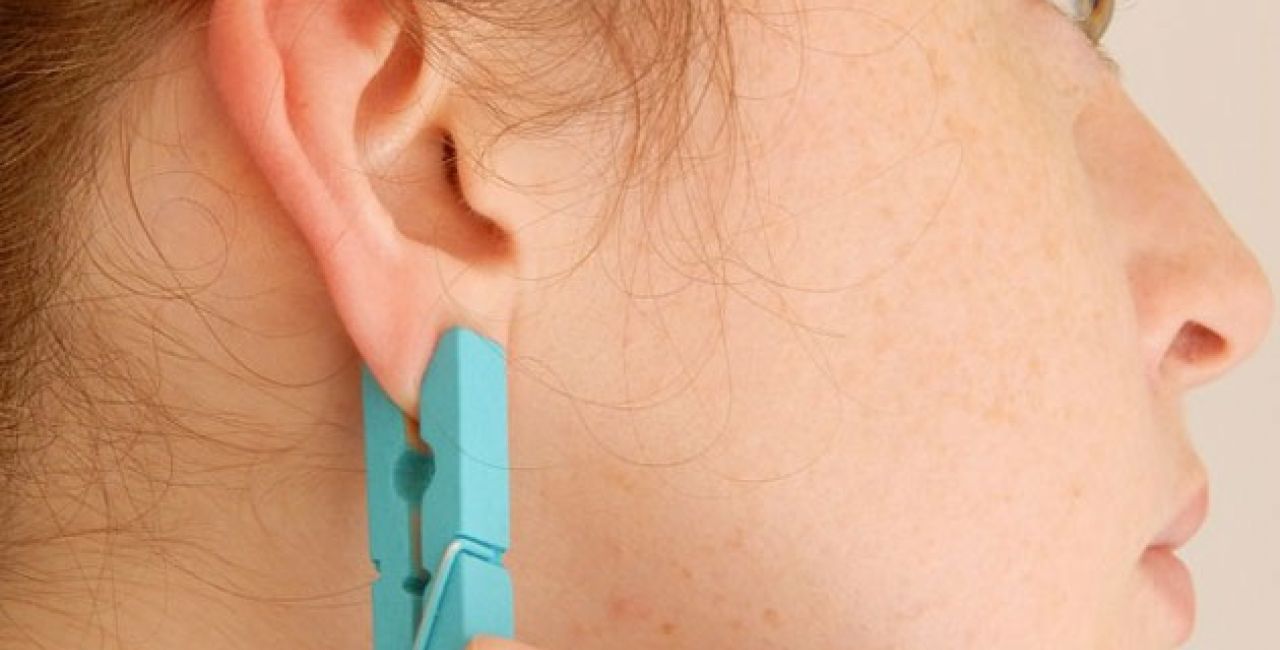 Θαυματουργό: Aυτός είναι ο λόγος που πρέπει να βάλετε ένα μανταλάκι στο αυτί σας για ένα λεπτό