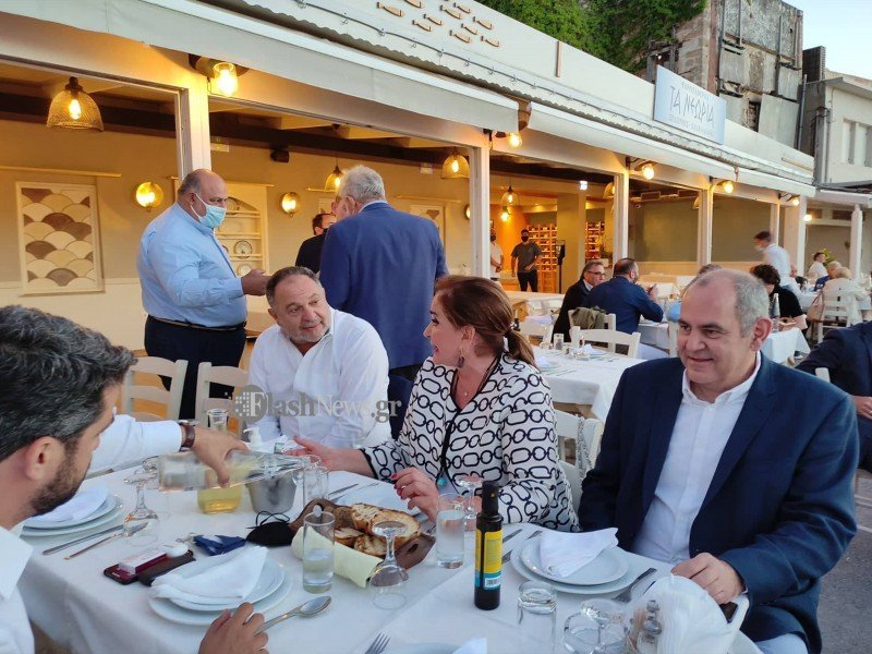 Η Ν.Μπακογιάννη «το είπε και το έκανε»: Πήγε στην Κρήτη! – Συνωστισμός σε γεύμα  (φώτο)