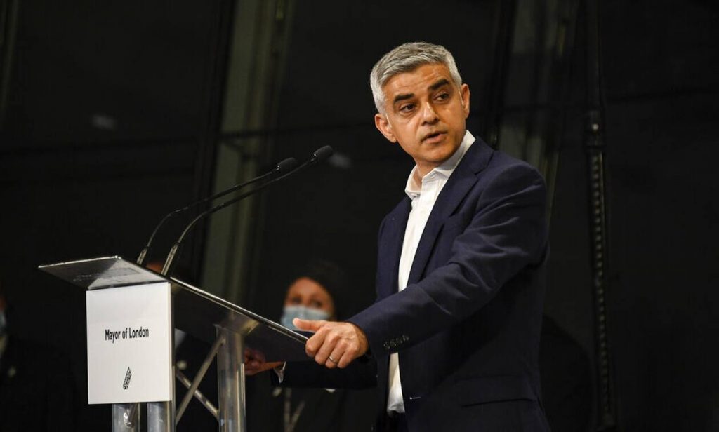 Ο πακιστανικής καταγωγής Σαντίκ Καν επανεκλέχθηκε δήμαρχος του Λονδίνου