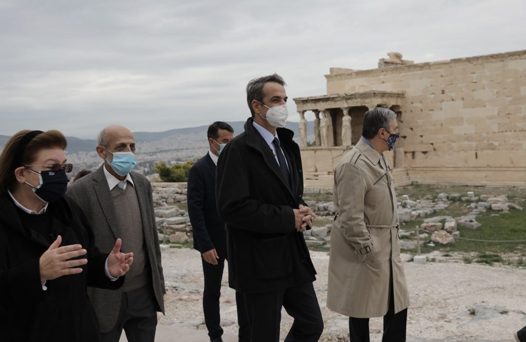 Le Monde: «Στην Ακρόπολη αρχαιολόγοι μιλούν για ιεροσυλία – Αισθητική καταστροφή»