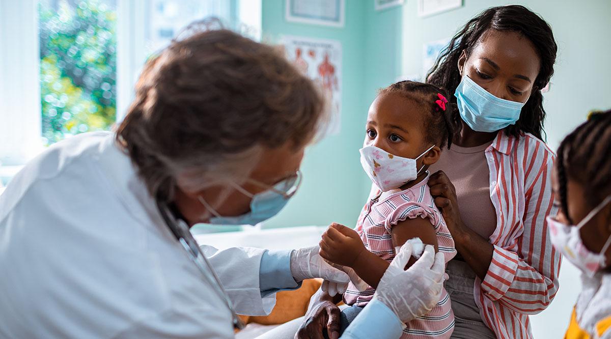 Επείγονται να εμβολιάσουν μαζικά τα παιδιά: Εγκρίθηκε ο εμβολιασμός για ηλικίες 12-15 στις ΗΠΑ με Pfizer