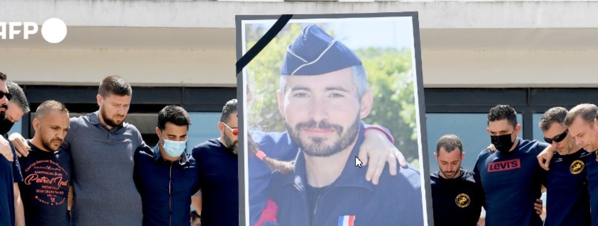 Γαλλία: Θλίψη για τον χαμό του αστυνομικού – Συνελήφθησαν τέσσερα άτομα (βίντεο)