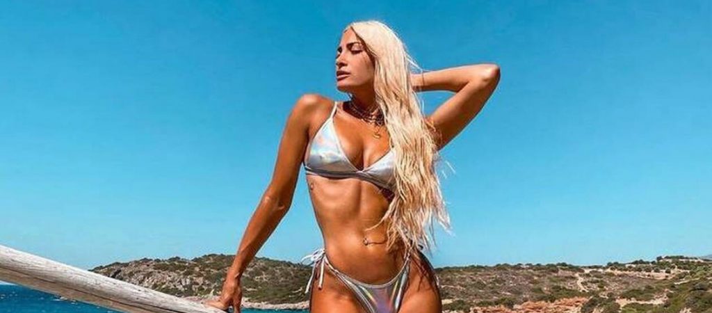 Οι καμπύλες της Ιωάννας Τούνη θα σε… «στείλουν» – Οι πόζες με κόκκινο μαγιό (φώτο)