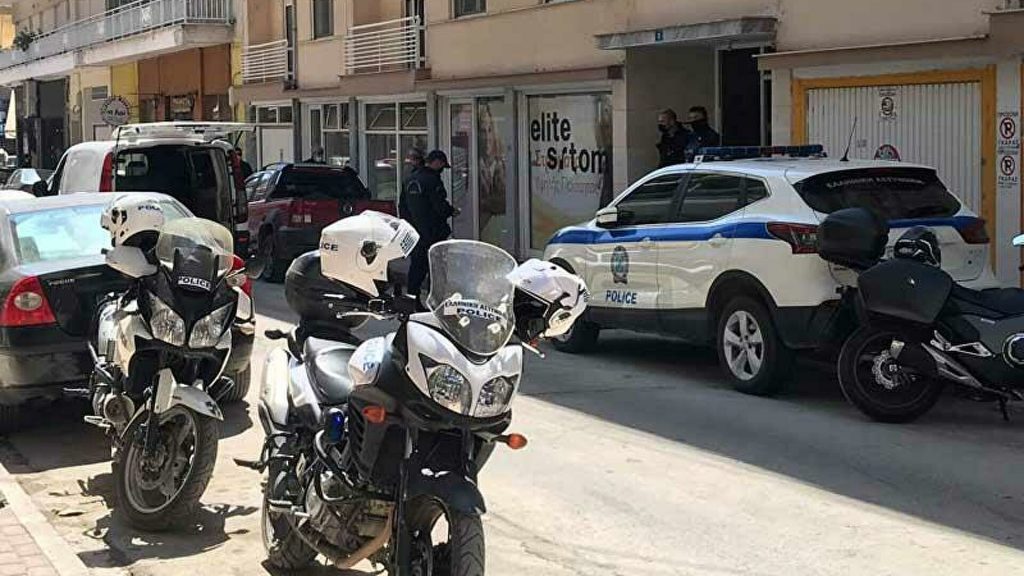 Πτολεμαΐδα: Σκότωσε τη μητέρα του & παρέμεινε δίπλα της – Όσα δήλωσε ο θείος του