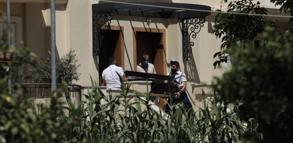 Φωτογραφίες ντοκουμέντο: Από αυτό το παράθυρο εισέβαλαν οι τρεις δράστες του φονικού στα Γλυκά Νερά (φώτο)