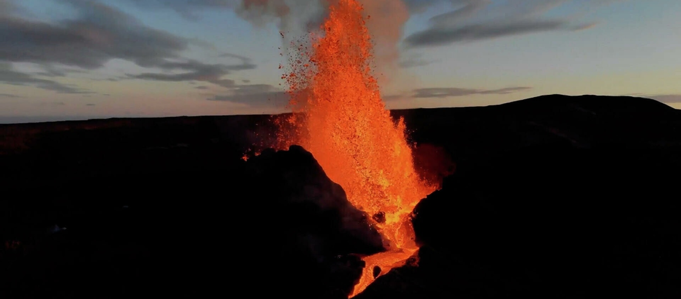 Ισλανδία: Εντυπωσιακές εικόνες από ηφαίστειο – Εκτοξεύει τόνους λάβας (βίντεο)