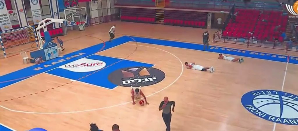 Απίστευτες εικόνες στο Ισραήλ – Έπεσε πύραυλος κατά τη διάρκεια αγώνα και οι παίκτες ξάπλωσαν στο παρκέ (βίντεο)