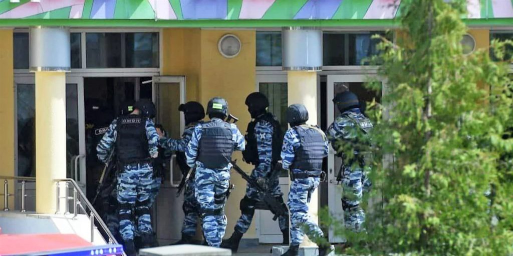 Σοκαριστικά βίντεο από το μακελειό στη Ρωσία με μαθητές να πηδούν από μπαλκόνια για να σωθούν! – Πάνω από 10 νεκροί
