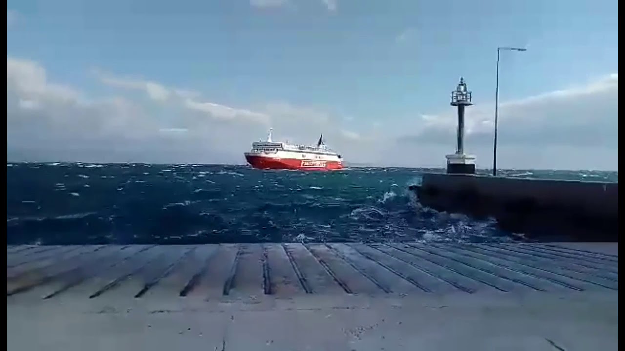 Νάξος: Πλοίο «παλεύει» με τα κύματα για να δέσει στο λιμάνι (βίντεο)