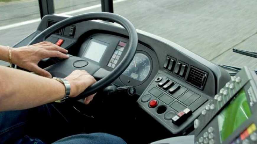 Ο οδηγός λεωφορείου που έπεσε θύμα ξυλοδαρμού περιγράφει την στιγμή της επίθεσης – «Ήταν νέα παιδιά»