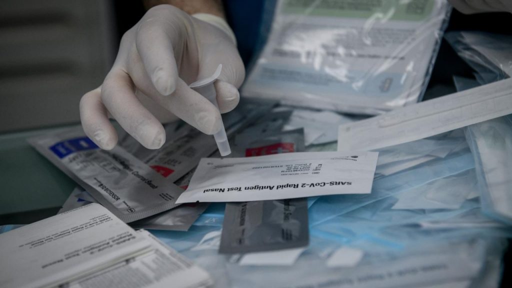 Μαθητές εσπερινών πλήρωσαν από την τσέπη τους τα υποχρεωτικά «δωρεάν» self test