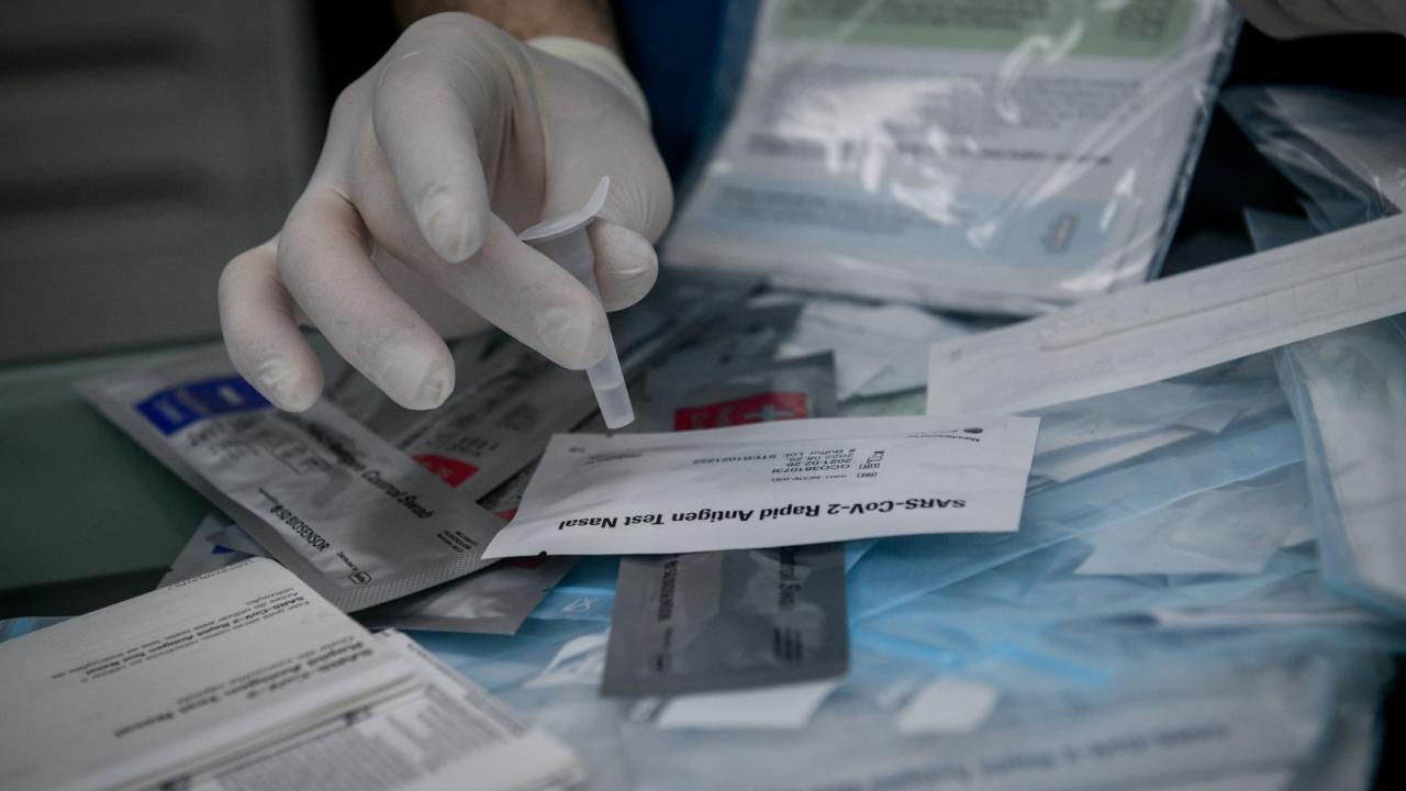 Μαθητές εσπερινών πλήρωσαν από την τσέπη τους τα υποχρεωτικά «δωρεάν» self test