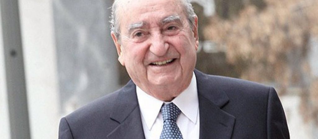 Χανιά: Έγραψαν «αρχαιοκάπηλος» σε πινακίδες με το όνομα του Κωνσταντίνου Μητσοτάκη (φώτο)