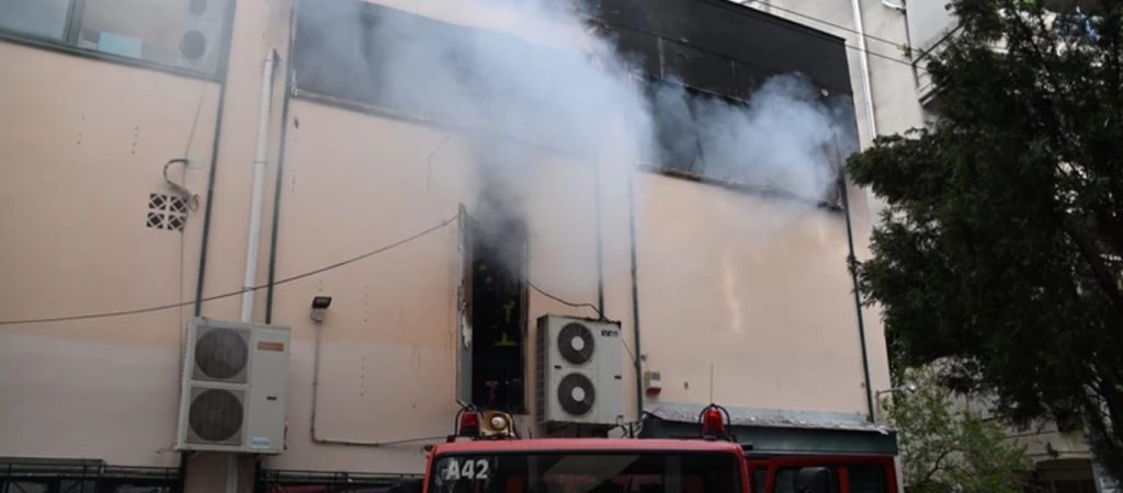 Ξέσπασε πυρκαγιά σε συνεργείο στη Νέα Ιωνία – Δίπλα σε πρατήριο καυσίμων