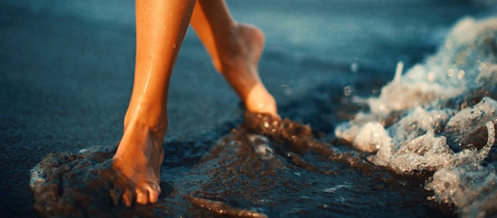 Δεν θα το πιστεύετε – Αυτά είναι τα πολλαπλά οφέλη του περπατήματος μέσα στο νερό