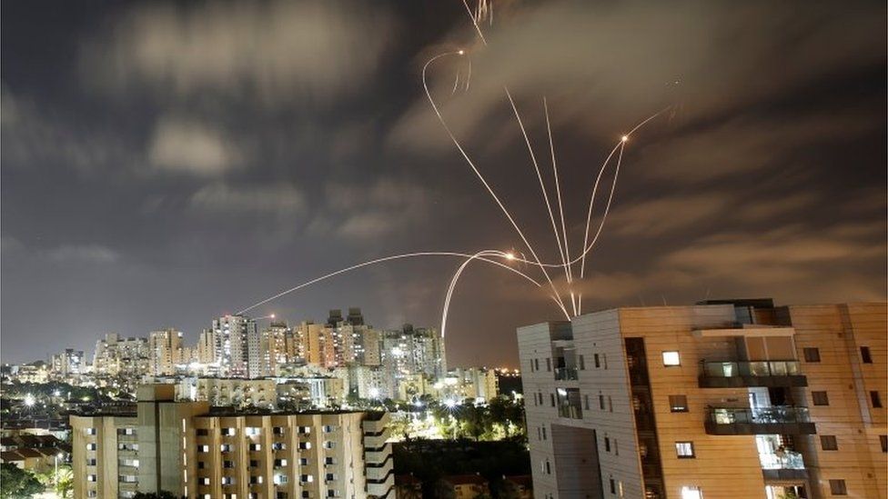 Ακήρυκτος πόλεμος στο Ισραήλ – Πάνω από 100 νεκροί – Εκτόξευση ρουκετών και από τον Λίβανο