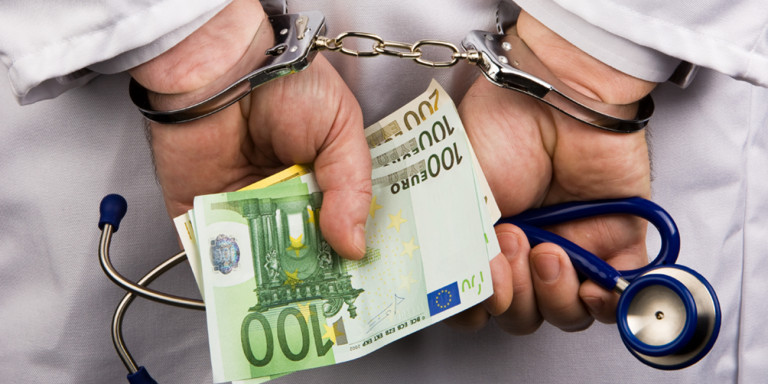 Χειροπέδες σε γιατρό δημοσίου νοσοκομείου για… φακελάκι – Ζήτησε 500 ευρώ από έγκυο!