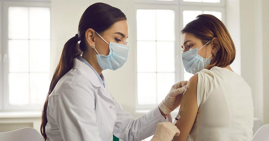 Αυτή είναι η ασυνήθιστη παρενέργεια που παρουσιάστηκε σε γυναίκες που εμβολιάστηκαν κατά του κορωνοϊού