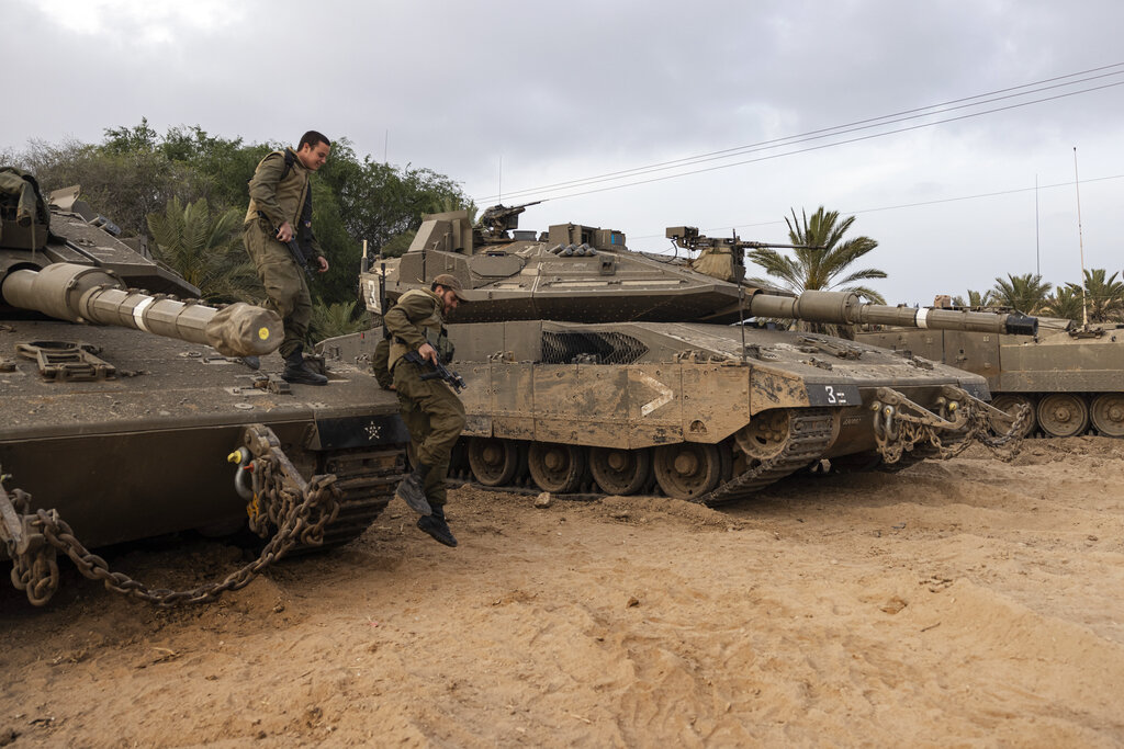 Έτοιμο για χερσαία επίθεση το Ισραήλ: Εκατοντάδες άρματα περικυκλώνουν την Γάζα – Κλήθηκαν χιλιάδες έφεδροι (βίντεο)