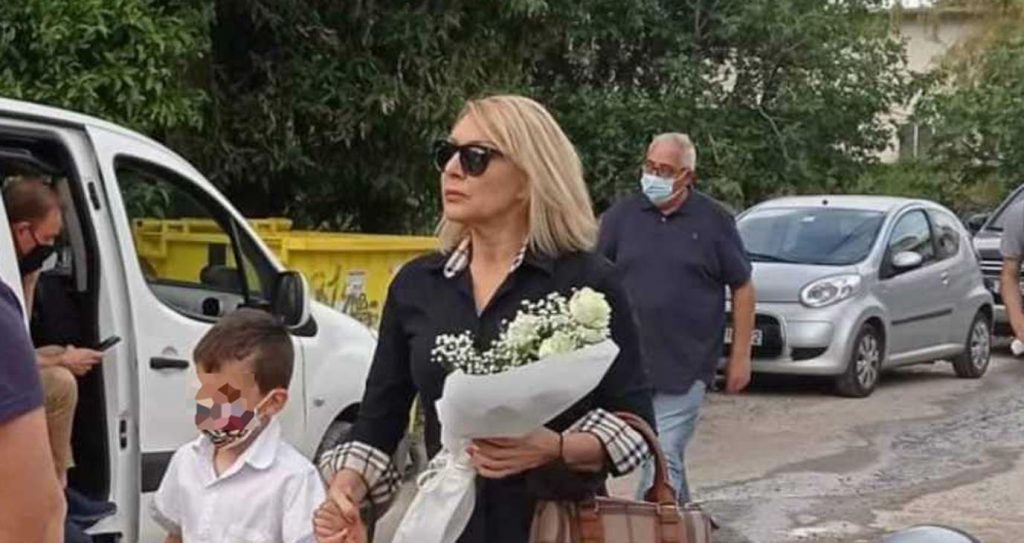 Γλυκά Νερά: Απούσα η πολιτεία από τον τόπο μαρτυρίου της νεαρής μάνας – Λουλούδια από τους «Έλληνες» του Η.Κασιδιάρη