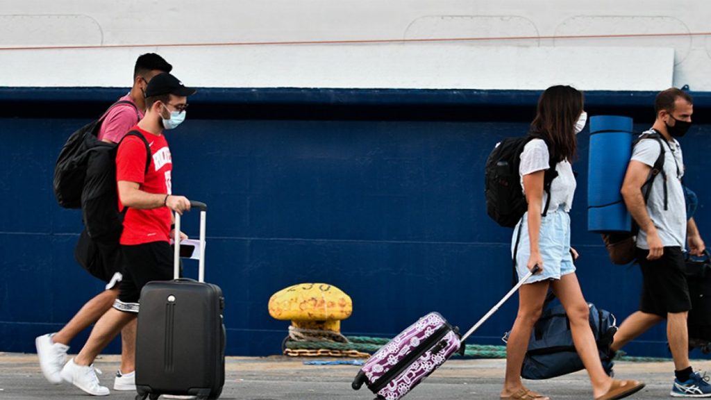 Με «πράσινο πιστοποιητικό» τα ταξίδια στα νησιά: Τέλος στα SMS – Τι αλλάζει από την Παρασκευή