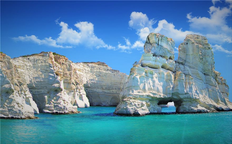 «Ύμνοι» από ξένα τουριστικά site στη Μήλο: «Το ευλογημένο μέρος με τις καλύτερες παραλίες στην Ελλάδα»