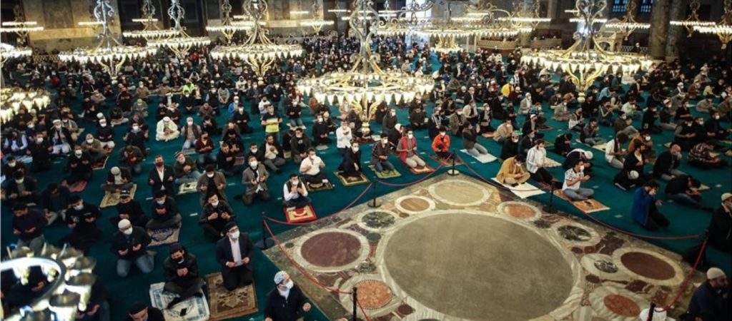 Νέα πρόκληση Τούρκων με την Αγία Σοφία: Μπαϊράμι έπειτα από 87 χρόνια – Παρών ο Ερμπάς με το σπαθί της κατάκτησης