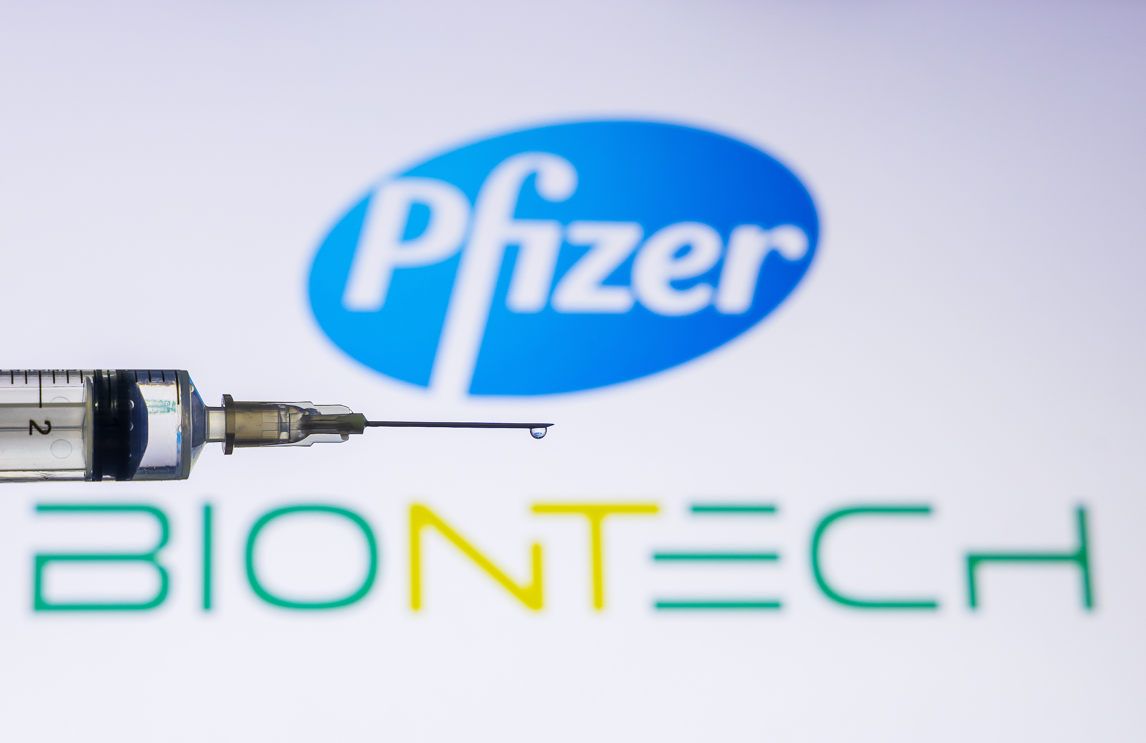 Εμβόλιο Pfizer/BioNTech: Τι σημαίνει η αλλαγή από την επείγουσα χρήση στην πλήρη έγκριση; (βίντεο)