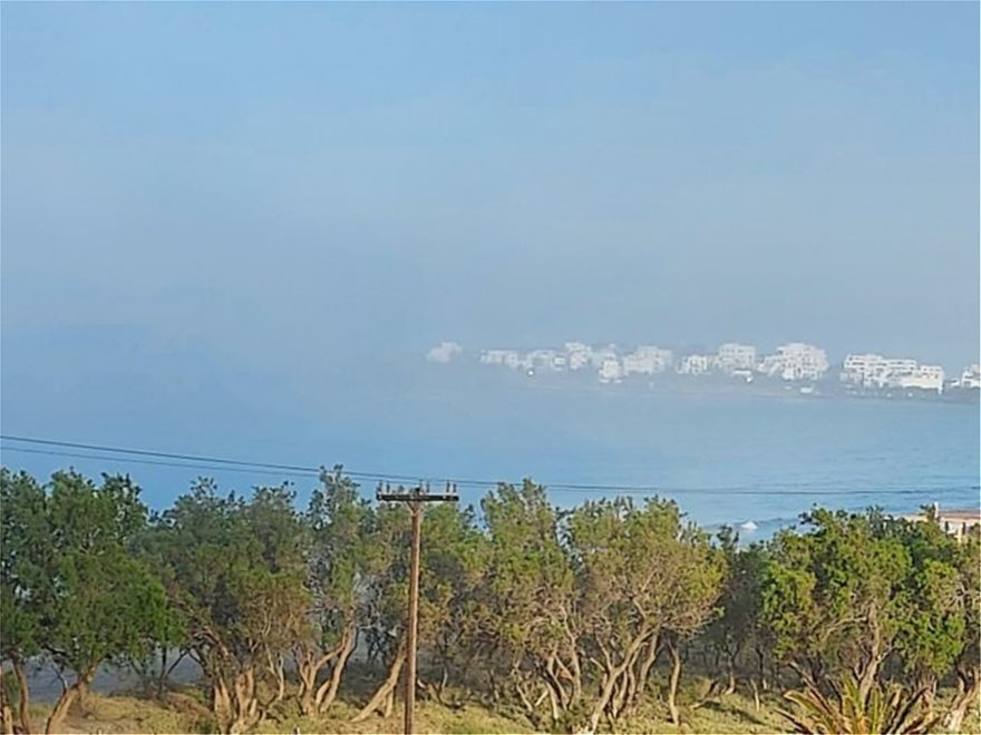 «Θαλάσσιος καπνός»: Το σπάνιο φαινόμενο που «εξαφάνισε» Μύκονο και Τήνο (φωτο)