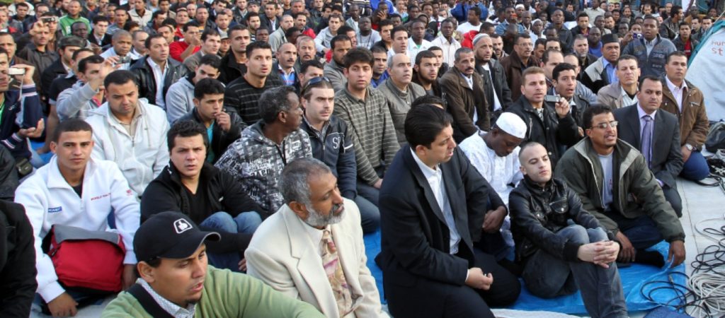 Και όμως δεν είναι η Καμπούλ αλλά η Αθήνα – Η προσευχή μουσουλμάνων στον Βοτανικό (βίντεο)