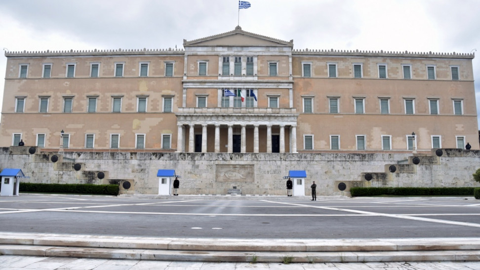Σε μαύρα και κόκκινα χρώματα «ντύνεται» η Βουλή των Ελλήνων στις 19 Μαΐου