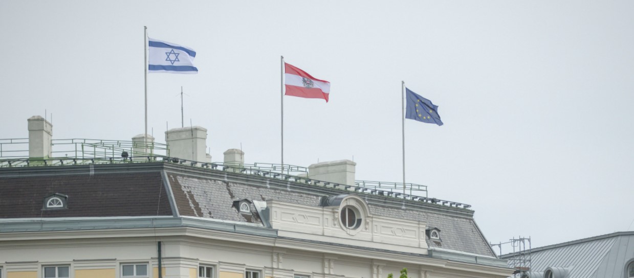 Αυστρία: Tοποθετήθηκε η σημαία του Ισραήλ στο κτήριο της καγκελαρίας (φωτο)