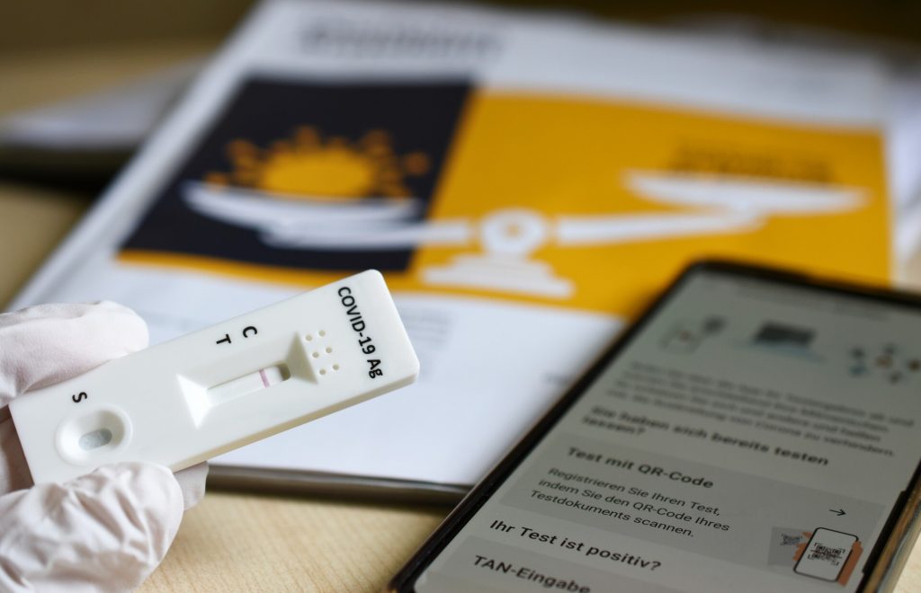 Νέα αποκαλυπτικά στοιχεία για την απάτη των self test: Σε αναξιόπιστο εργαλείο βασίζει το «άνοιγμα» η κυβέρνηση