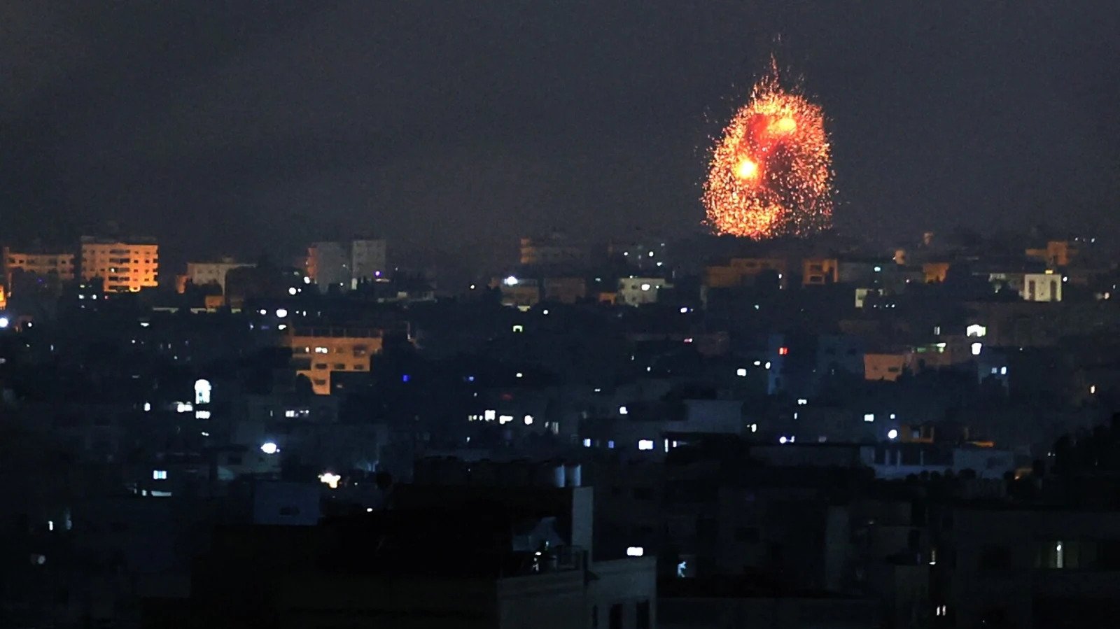 Λωρίδα της Γάζας: Συγκλονιστικό βίντεο με παιδιά να παίζουν την ώρα που δίπλα πέφτουν βόμβες