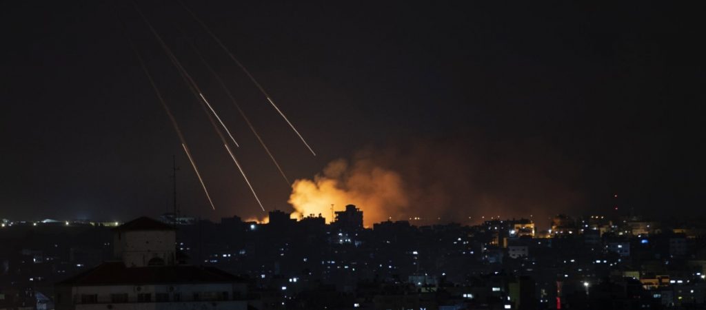 Νέα νύχτα χάους στο Ισραήλ: Πάνω από 1.750 ρουκέτες έχουν εκτοξευθεί από την Χαμάς – Μ.Νετανιάχου: «Θα τους τιμωρήσουμε»