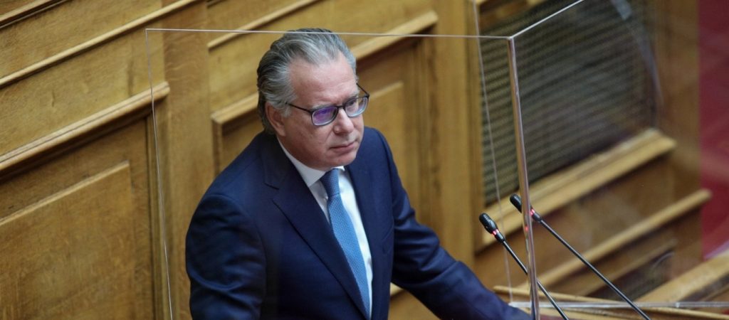 Κάνουν κουμάντο πλέον και στην Βουλή – Προσέλαβαν τη σύζυγο του Γιώργου Κουμουτσάκου